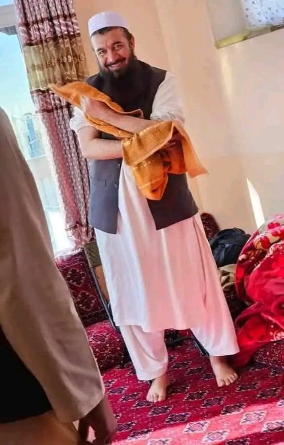 #پیر هغه روحاني لارښود دی چې د اللهﷻ د معرفت، داخلاقو، او دنفس د تزکیې په لاره کې مریدانو ته ښه لار ښيي، هغه څوک چې تجربه، او تقوا، او روحاني، پوهې ، له لارې د نورو ،د زوړو، او  نفسو ،او روح، اصلاح کوي.   
     #مرشد_می_حفظه_الله_تعالی