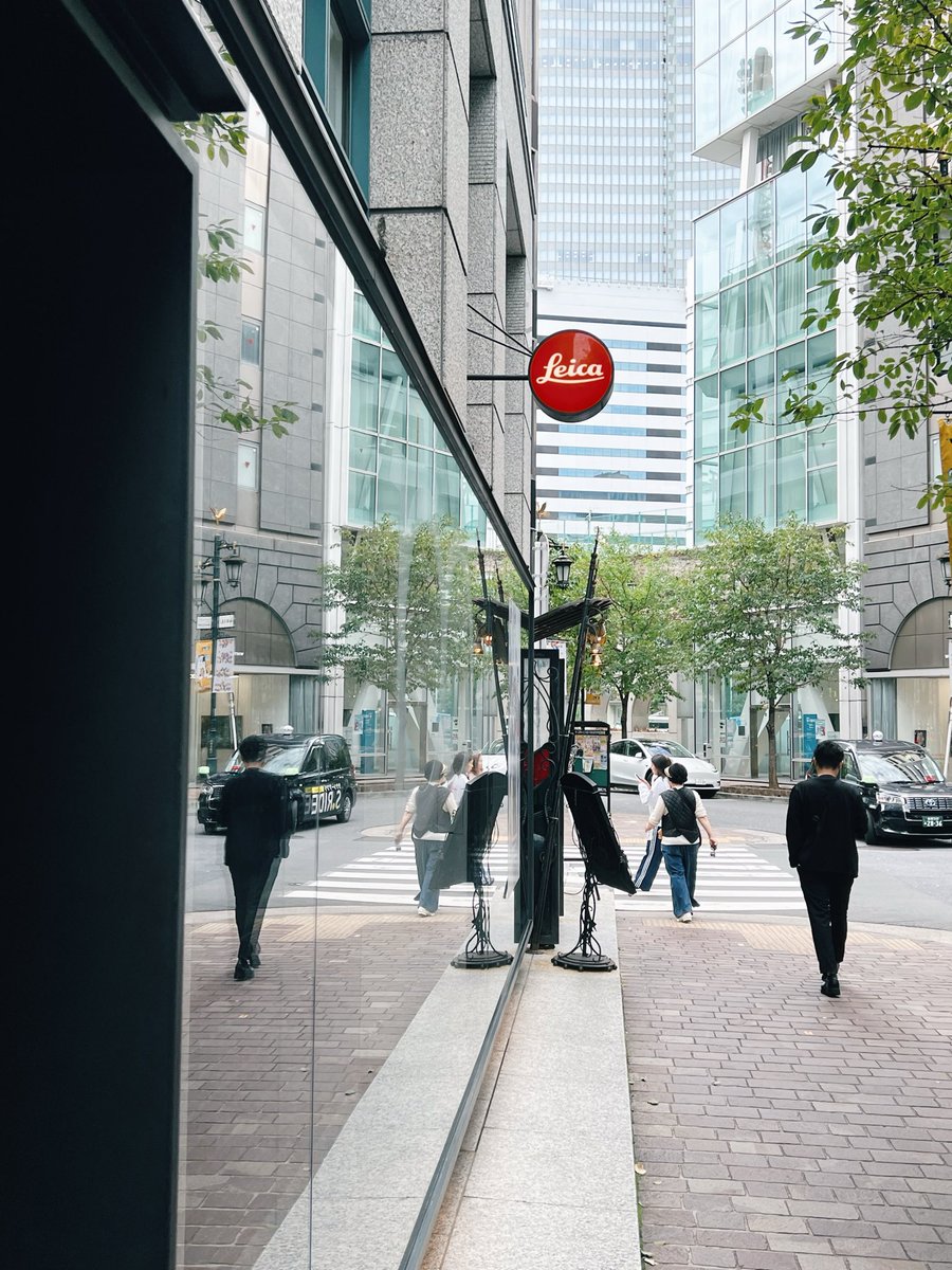 ライカM EV1一瞬だけ触ってきた。
普通に「MF専用ミラーレス機」なのだけど、構えてピントリングを回してシャッターを切る一連の体験はしっかりM型という、脳が若干混乱するカメラでした。超広角や望遠には良さそう。

「距離計が無いのにMを付けるな」派の人はM1やらMDやらで素振りの刑に処されよ😌