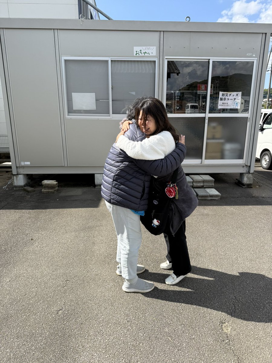 omoyaivc's tweet photo. 明日はいよいよおもフェス！
天気も晴れそうです😍
大阪や広島からのボランティアさんも到着し、再会を喜びあっています。写真展の準備も着々と進んでいます。
なんと佐賀県が導入したトイレカーも初お披露目させていただきます✨
#佐賀県
#武雄市
#おもフェス https://t.co/yalUjnPovk