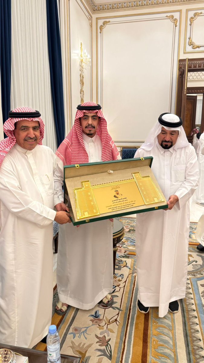 YaAltamimi's tweet photo. أثناء حفل تتويج الشيخ الوجيه والمؤرخ عبدالله بن سيف ال مهنا المعضادي #التميمي من قبل الاخوه الكرام عبدالرحمن وابراهيم أبناء صالح أبا حسين التميمي وعبد المحسن أبا حسين التميمي بمجلسهم العامر بالمزاحمية وبحضور جمع غفير من قبيلة #بني #تميم  الكرام .
#قطر_السعودية #الكويت_البحرين https://t.co/txhBTe36AL