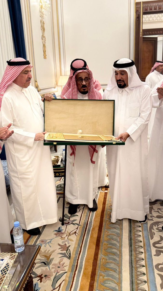 YaAltamimi's tweet photo. أثناء حفل تتويج الشيخ الوجيه والمؤرخ عبدالله بن سيف ال مهنا المعضادي #التميمي من قبل الاخوه الكرام عبدالرحمن وابراهيم أبناء صالح أبا حسين التميمي وعبد المحسن أبا حسين التميمي بمجلسهم العامر بالمزاحمية وبحضور جمع غفير من قبيلة #بني #تميم  الكرام .
#قطر_السعودية #الكويت_البحرين https://t.co/txhBTe36AL
