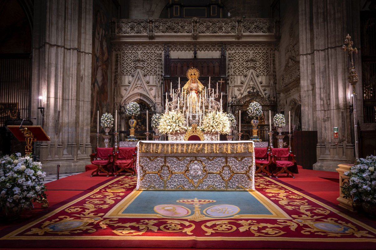 EspDeTriana's tweet photo. Nuestra Señora de la Esperanza, entronizada en paso de gloria para conmemorar el LXXV Aniversario de la proclamación del Dogma de la Asunción 

En la mañana de hoy, Nuestra Señora de la Esperanza se nos presenta entronizada en el paso letífico de la Purísima Concepción de La Algaba, dispuesta para presidir la Solemne Función como clausura de la Misión de la Esperanza y en conmemoración del LXXV Aniversario de la definición dogmática de la Asunción en cuerpo y alma a los Cielos de María Santísima. 

¡SALVE, VIRGEN Y MADRE!
¡GLORIA DE LOS TRIANEROS! 

#75DogmaAsunción
#LaMisiónDeLaEsperanza 
#EsperanzaDeTriana
📸 @_peedrojesus1 y @ManLloMar