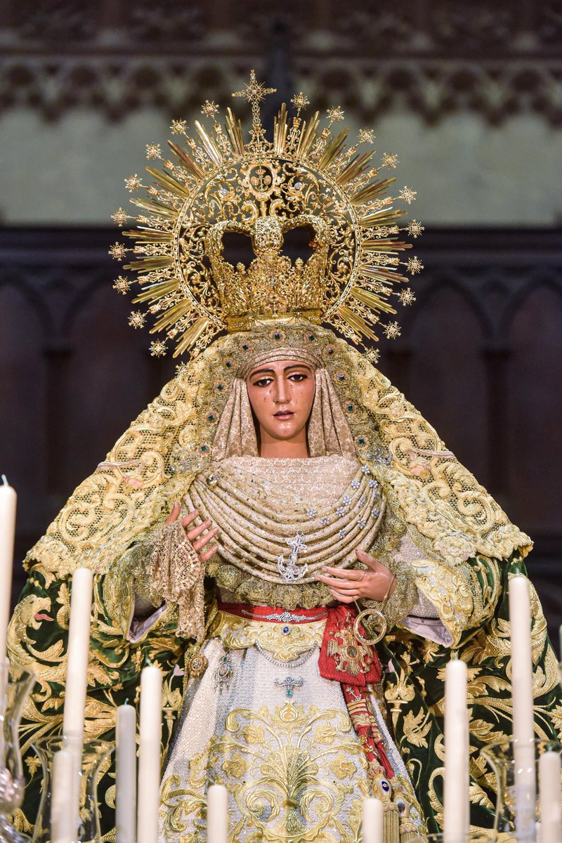 Nuestra Señora de la Esperanza, entronizada en paso de gloria para conmemorar el LXXV Aniversario de la proclamación del Dogma de la Asunción 

En la mañana de hoy, Nuestra Señora de la Esperanza se nos presenta entronizada en el paso letífico de la Purísima Concepción de La