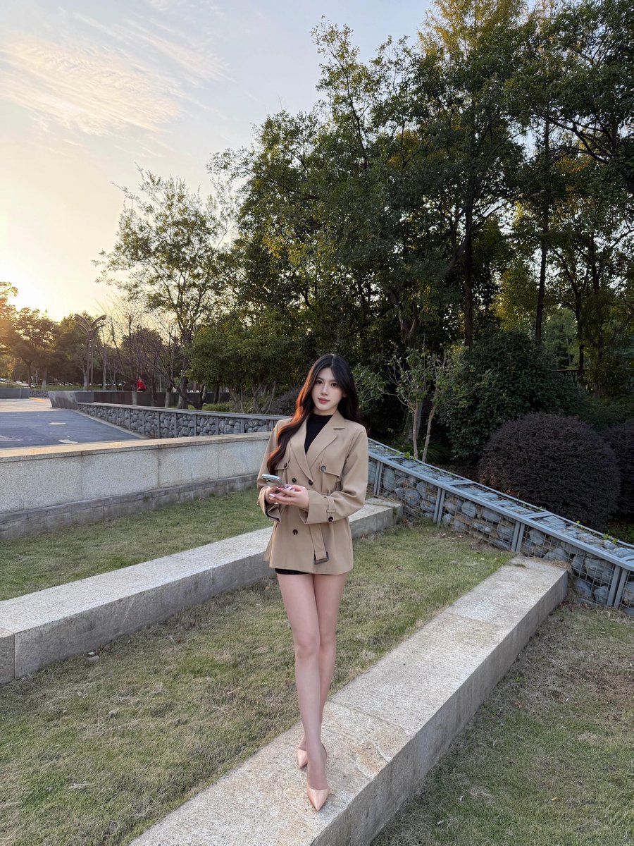 SenU_Lee's tweet photo. 又到了穿风衣的季节。闺蜜男朋友说顶不住了。#人妻 #肉丝 #NTR #秘书 https://t.co/y5omIqdBK5
