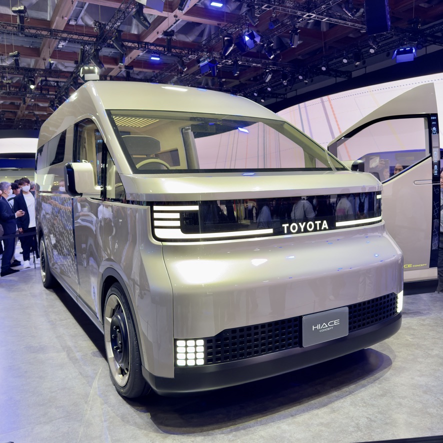Toyota's Hiace Concept dropped at #JMS2025. Still rocking that classic Hiace charm, but screaming future vibes! Pillarless doors, massive cargo space, and short overhangs perfect for delivery services and tradies. 🇯🇵 🚗💨