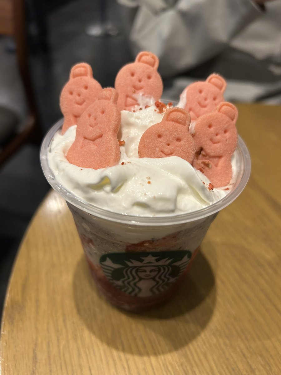 スタバ新作のジョイフルメドレーティーフラペチーノ🎀

ジョイフルクッキーがランダム４種とのことで6枚トッピングしたら、まさかの全部同じ😂うそでしょ😂

でも美味しかった😂