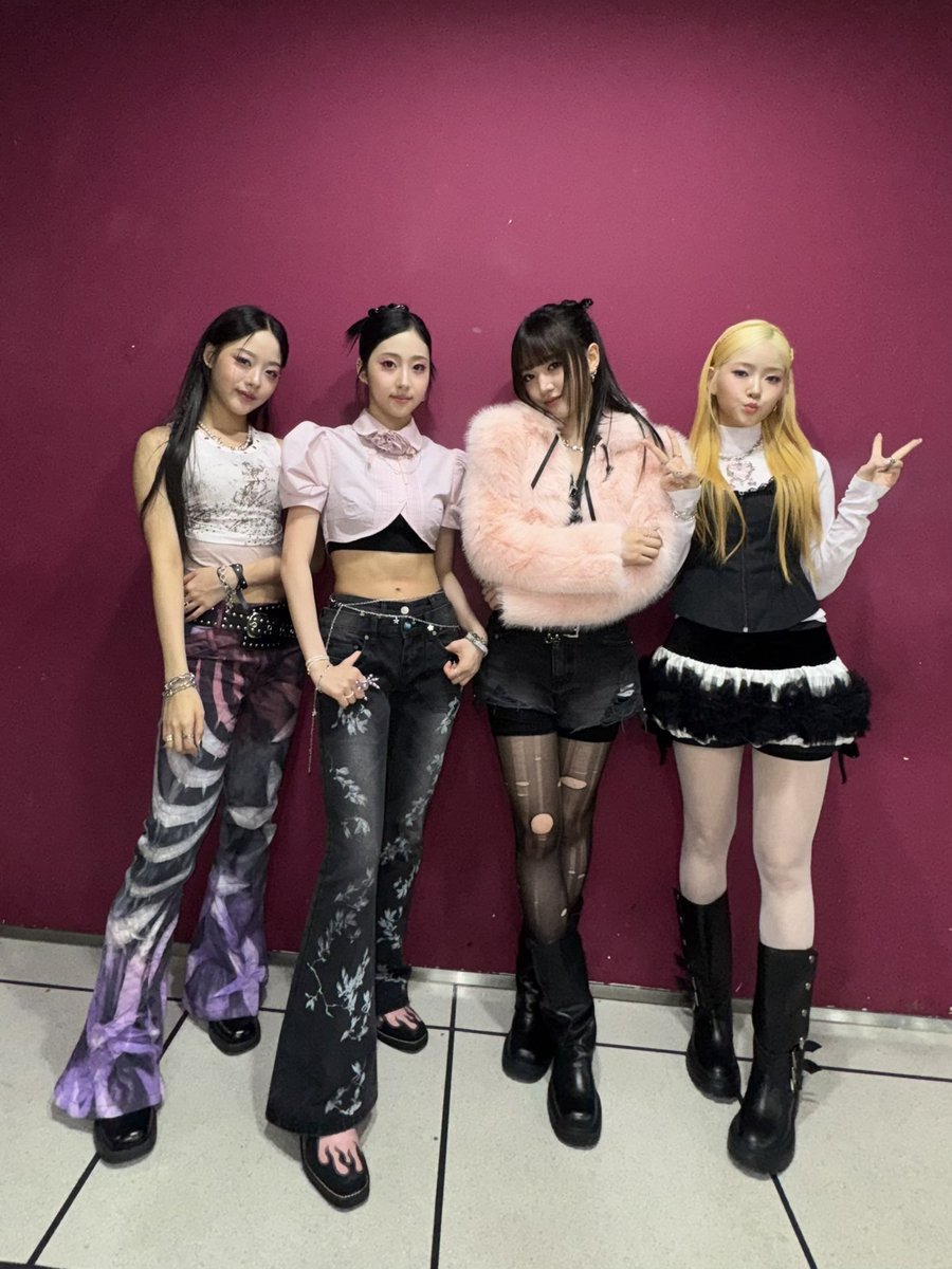 vvup_official's tweet photo. [📸] 251101 MBC 음악중심

오늘은 핑크빛 신기루  🌷🎀💝💞

#VVUP #비비업
#HouseParty #하우스파티
#킴 #팬 #수연 #지윤
#Kim #Paan #Suyeon #Jiyoon https://t.co/8utFp8W9hK
