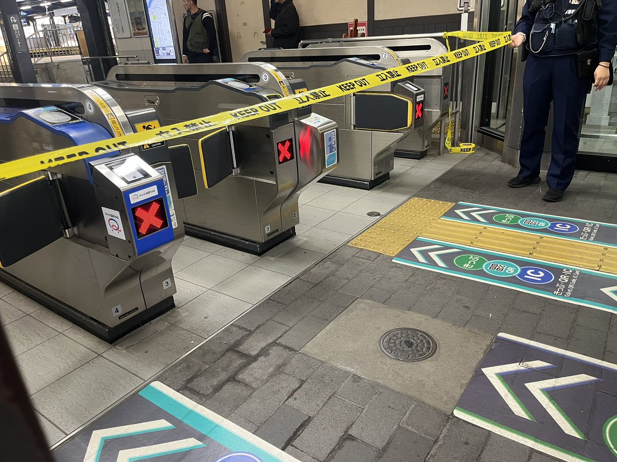 otsuomi's tweet photo. 中書島駅の中で不審物って事で電車もホームも売店も一般人全員外にお願いしますと……大騒動 https://t.co/oeOwdG0dSI