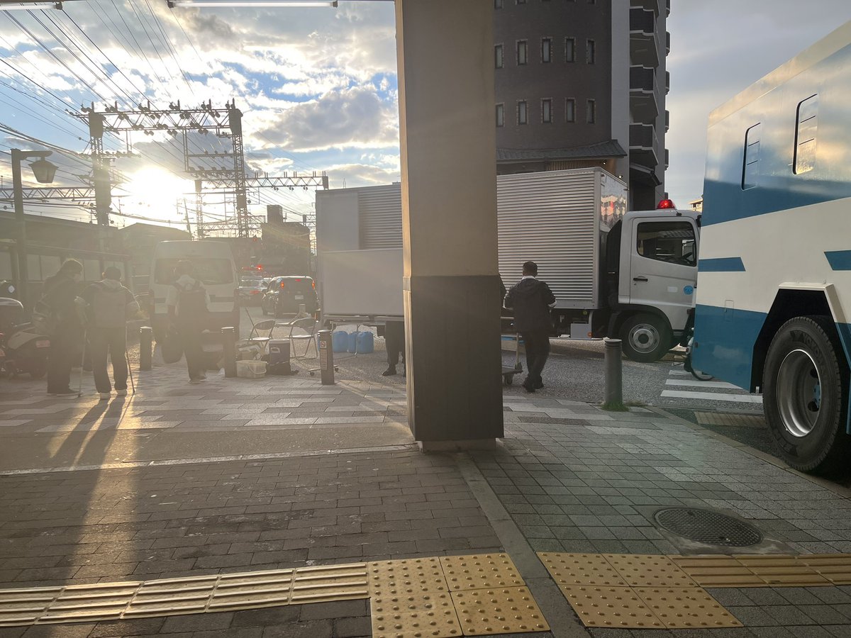 otsuomi's tweet photo. 中書島駅の中で不審物って事で電車もホームも売店も一般人全員外にお願いしますと……大騒動 https://t.co/oeOwdG0dSI
