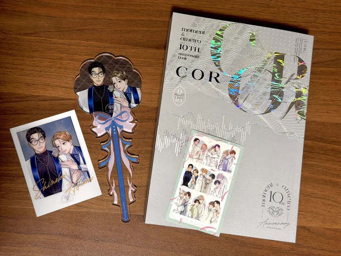 本日から10周年イベント、コラボカフェが始まっております〜!行かれる方は是非楽しんで来てください一枚目はアニメイトでのR18公式同人誌、2枚目はemo cafeグッズ(他にカードなども有)、3枚目はフェア参加書店にて対象コミックス一冊購入でもらえるクリアしおりシートです〜