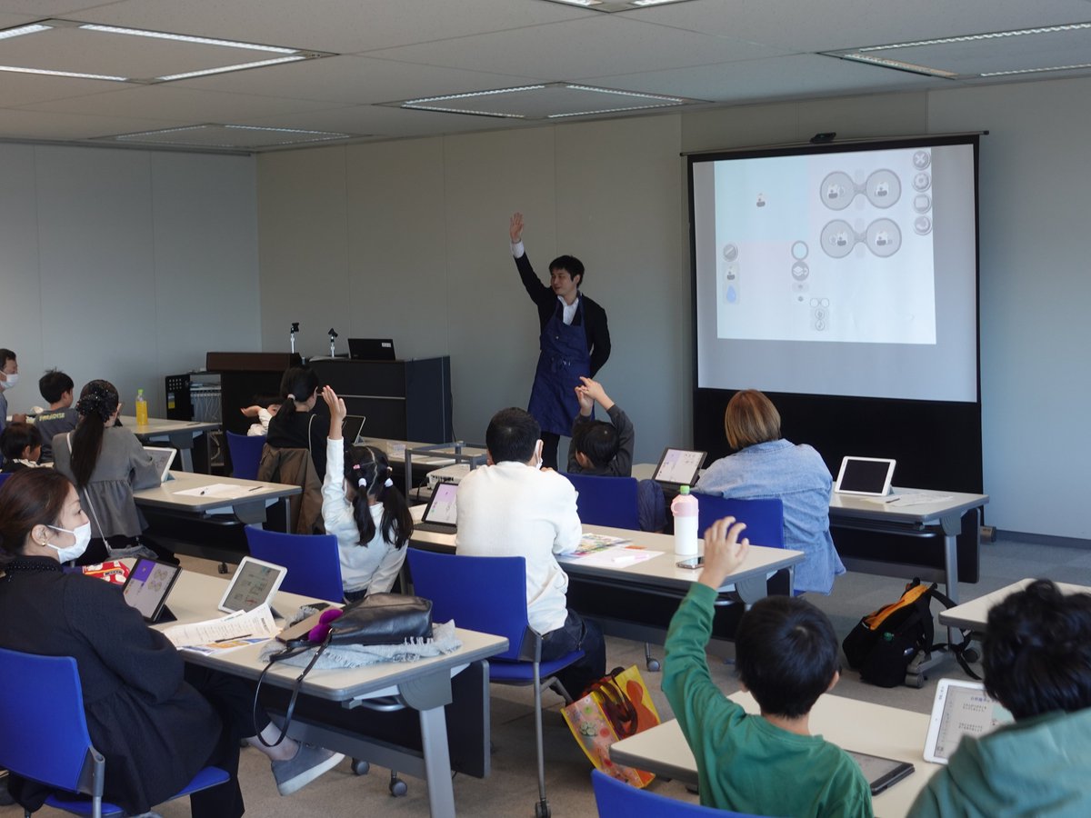 【おむすび博パートナー講座「プログラミングでゲームを作成しよう」を開催しました】

情報工房では、令和7年11月1日（土）、5歳から8歳の子どもたちを対象に、「おむすび博」のパートナー講座を開催しました🤗