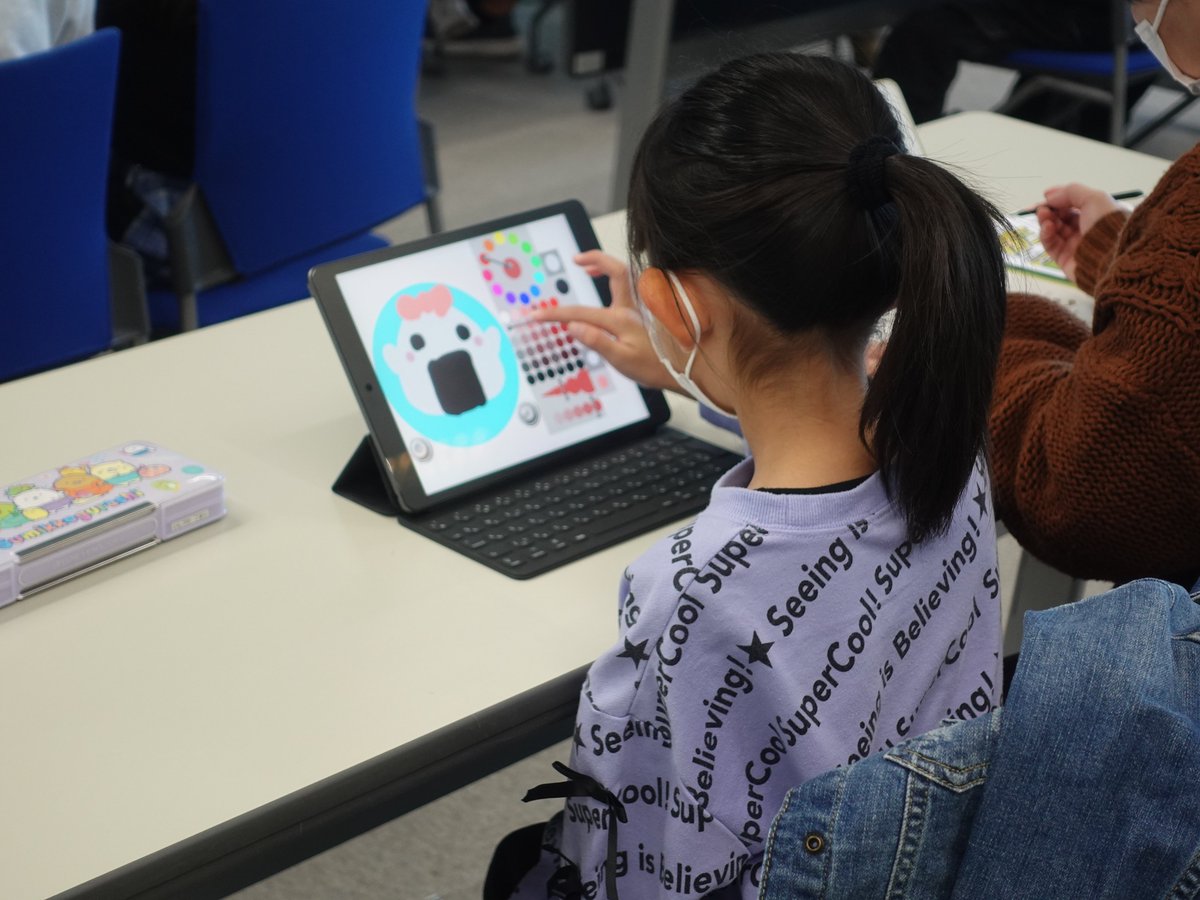 今回は、文部科学省推奨のプログラミングアプリ「Viscuit（ビスケット）」を使って、ゲームづくりに挑戦しました🎮

子どもたちはタブレットで、オリジナルのおむすびキャラクターを描き、思い通りに動かせるようプログラムを作成！