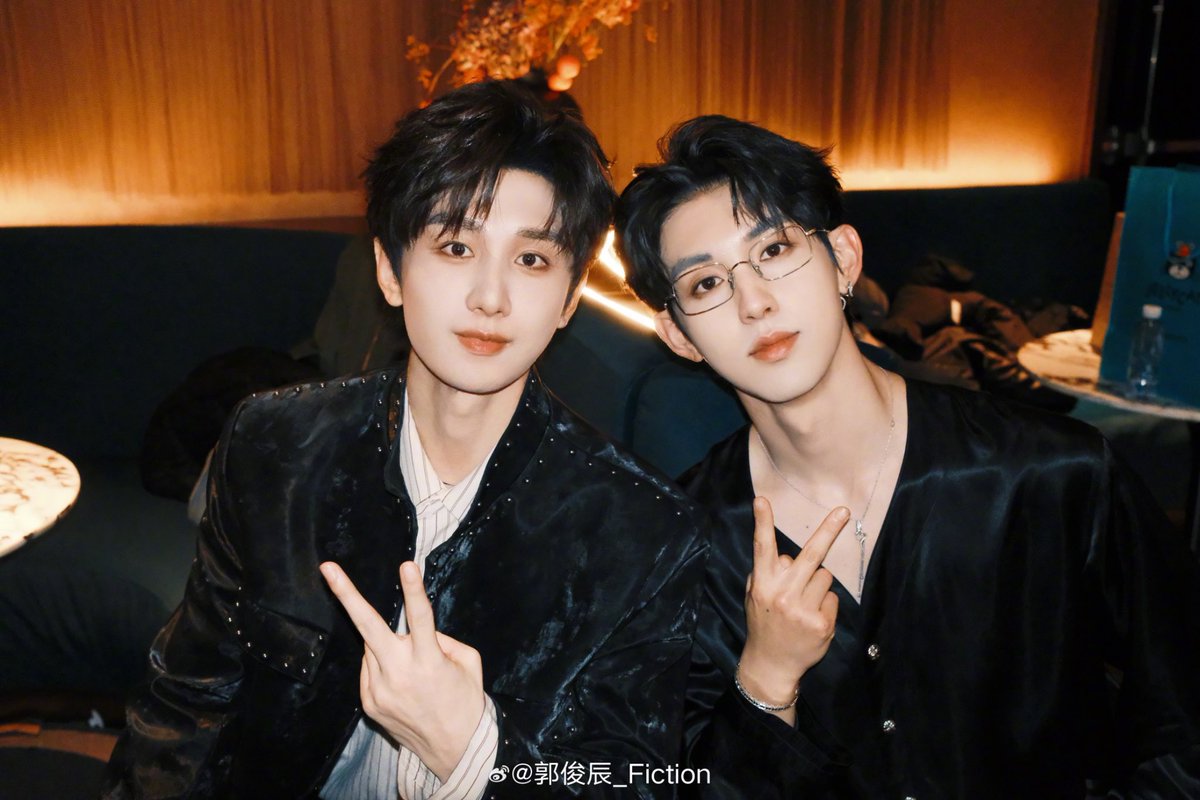 jy_ces's tweet photo. แล้วพี่น้องคู่นี้หน้าคล้ายกันจริง 
#เฉิงอี้ #กัวจวิ้นเฉิน https://t.co/dyO4dm2H9A