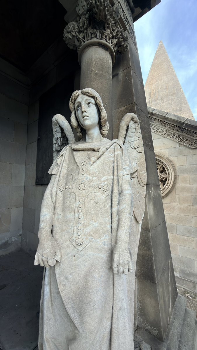 El 1 de noviembre se celebra el Día de Todos los Santos y el 2 de noviembre es el Día de los Fieles Difuntos.  🪦
Cementerio de #Montjuïc #Barcelona
instagram.com/reel/DQfYQAejO…
