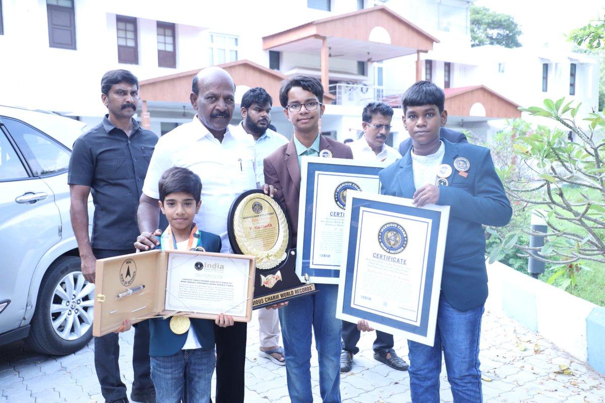Subramanian_ma's tweet photo. மிகக் குறைவான நேரத்தில் Waveboard யில் நின்று திருக்குறளை கூறிக்கொண்டு அதிக ரூபிக்ஸ் கட்டங்களை சேர்த்து சாதனை படைத்த சித்தார்த் சுரேஷ் கண்ணா, வலது கையால் பட்டாம்பூச்சி சீப்பை சுழற்றியபடி இடது கையால் கியூபை குறைந்த நேரத்தில் சேர்த்து சாதனை படைத்துள்ள பி.சித்தார்த் அவர்களும்  INDIAN BOOK OF RECORDS மற்றும் ASIA BOOK OF RECORDS யில் இடம்பெற்றுள்ளனர்.ரூபிக்ஸ் மூலம் பெருந்தலைவர் காமராஜர், மகாகவி பாரதியார் அவர்களின் மொசைக் உருவங்களை செய்த மாணவர் சஞ்சய் INDIA BOOK OF RECORDS யில் இடம்பெற்று சாதனை படைத்துள்ளார்.திருச்சியை சார்ந்த இளம் சாதனையாளர்கள் மூவரும் இன்று நம்மை சந்தித்து மகிழ்ந்தனர்….. #Masubramanian #TNHealthminister