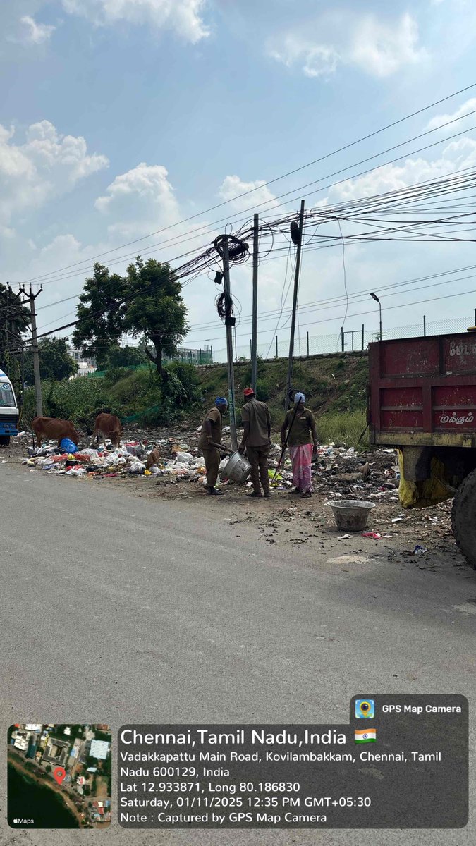 Jaihere's tweet photo. No dustbin on Medavakkam-Vadakkupattu Road, where more than 10 k people reside…Panchayat cleaning crew suffering in rain and heat…cows, pigs and dogs eating from trash forming an unhygienic  environment. why are we not solving this permanently?  @ThamizhachiTh @S_AravindRamesh https://t.co/FWItHiNEXo