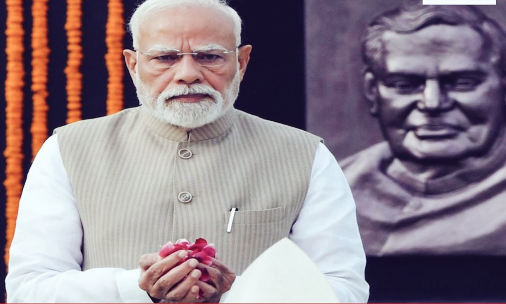 newswion's tweet photo. #AtalBihariVajpayeeप्रधानमंत्री @narendramodi ने छत्तीसगढ़ के नए विधानसभा भवन में अटल बिहारी वाजपेयी की प्रतिमा का अनावरण किया।

#PMModi #AtalBihariVajpayee #Chhattisgarh #NationBuilding https://t.co/I1IJln8QU7