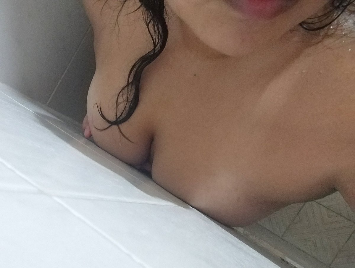 UserSayso's tweet photo. Literally super wet 
#nsfw #tits #nipples #bigtits #shower #naked #teen https://t.co/w5pLQ63Ktk