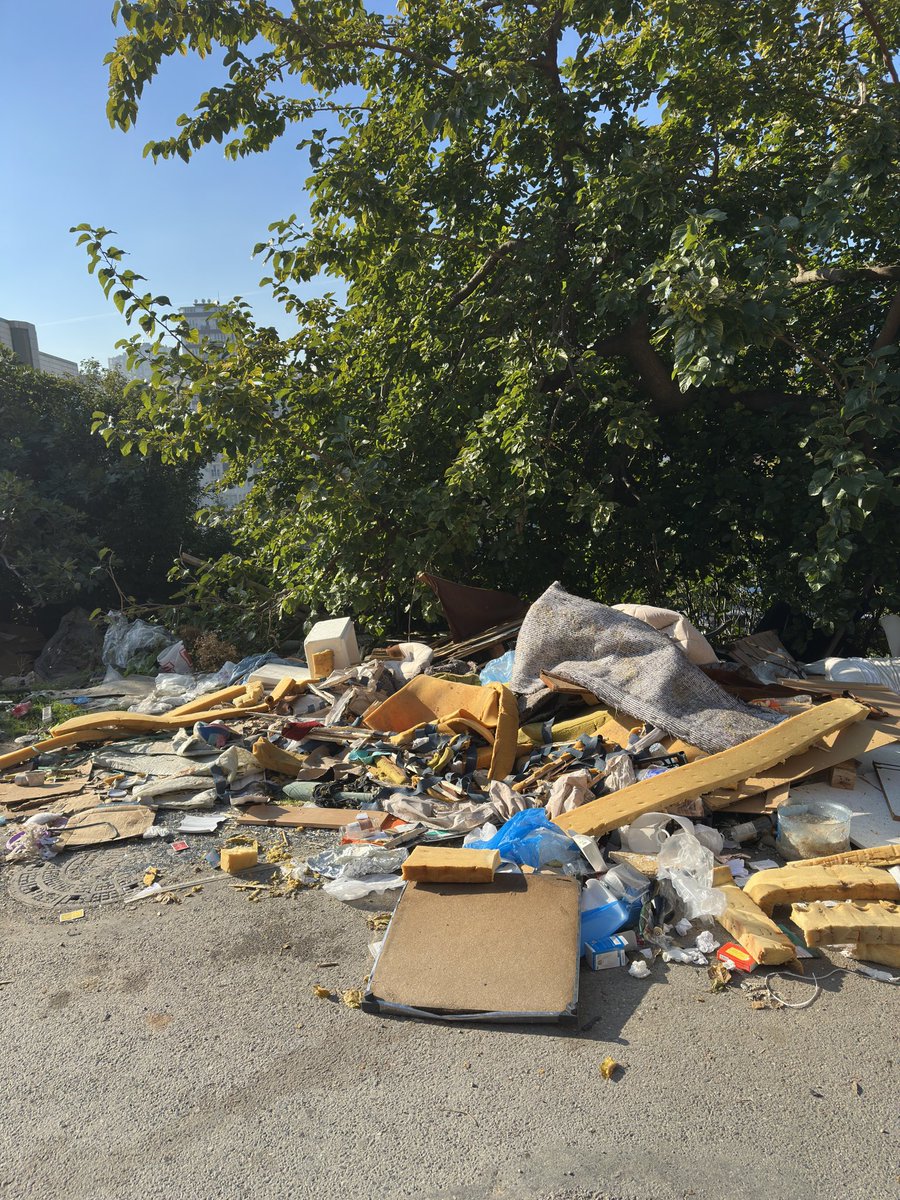 UnsalCamoglu's tweet photo. Her ay mutlaka bina olarak Ataşehir belediyesine talepte bulunuyoruz. 

Mahallede böcekler, fareler cirit atıyor, her gece koku büyüyor. Bu mahalle Ataşehir’in okullar caddesi. 
Tek bir cevap var “Çöpü alır, çevresini almayız” diyorlar, neden mi?

Çünkü bu atıl alan başkasının arsasıymış, nereden baksanız 10 yıldır burada oturuyoruz arsaya gelen giden yok, yoldan geçenlerinin çöp atma alanı olarak kullanılıyor.

Son kez buradan rica ediyorum, bu iğrenç görüntüye bir son verin @onursaladiguzel @atasehirbld