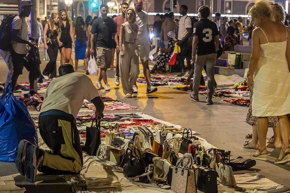✅✅ Adeje launches Special Police Unit to tackle illegal street and beach activities
➡️ This is to stop unlicensed street sellers, massages, hair braiding, and performers on beaches and promenades…

#tenerife #costaadeje

canarianweekly.com/posts/Adeje-la…