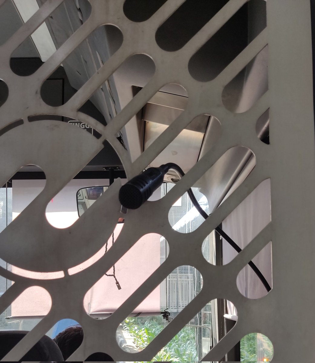 Ini ada mic gini gue disuruh perform kah 😁