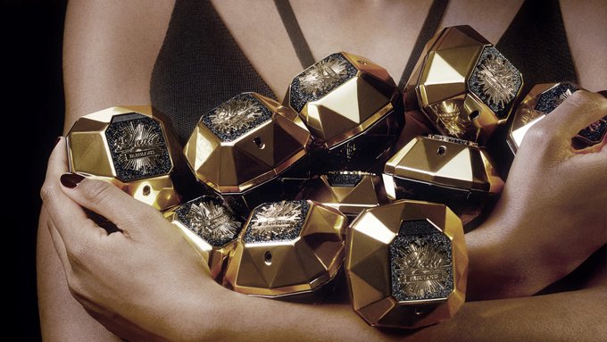 عطور نوفمبر للمرأة... حين يلتقي الدفء بالفخامة في عبيرٍ لا يُنسى. اكتشفي أجملها #عطور 