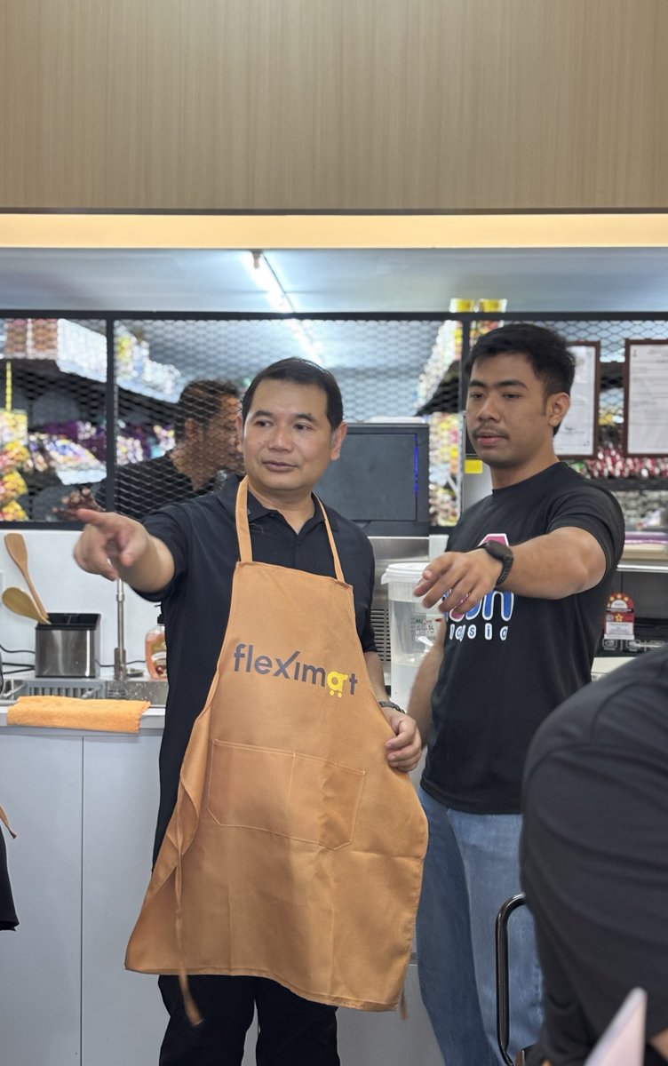 rafiziramli's tweet image. 𝗙𝗟𝗘𝗫𝗜𝗠𝗔𝗥𝗧 beroperasi sepenuhnya hari ini, 1 November 2025.

Di Fleximart, anda boleh mendapatkan makanan dan barangan pada harga berikut:

-Aiskrim - RM1 per cone
-Kopi - antara RM2.90 ke RM4 secawan
-Mee kari &amp;amp; jus - RM5
-Mee segera &amp;amp; condiments (bebola ikan dan…