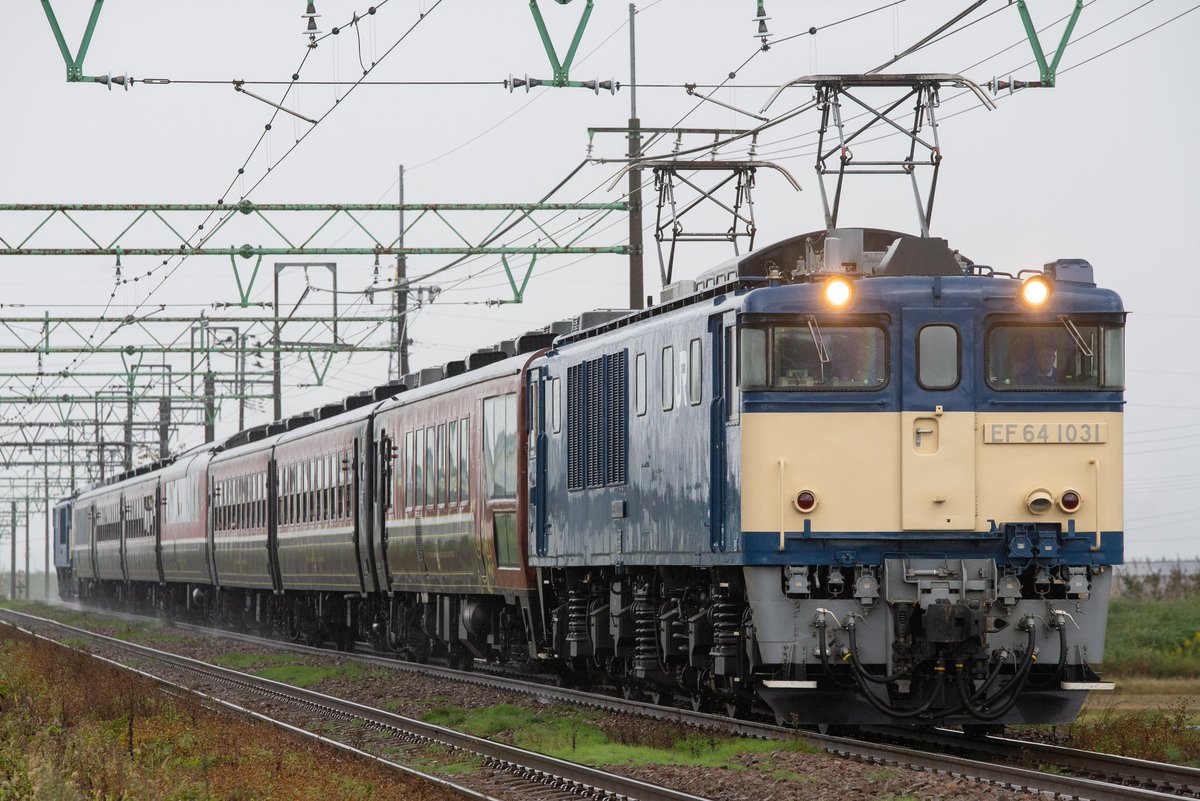 ef80_39's tweet photo. 越後湯沢駅100周年号
9720レ〜9721レ
EF64 1031+12系改7B+EF64 1032
夕方になって、雲が切れてしまいました。
みなさん、雨の中お疲れ様でした〜！ https://t.co/whQYilh7I9