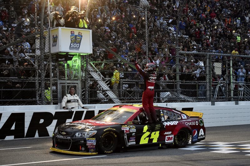 Nascarpixtures's tweet photo. On this day in 2015, Jeff Gordon won at Martinsville! This would end up being his last career win! https://t.co/cUHYTEfeUZ