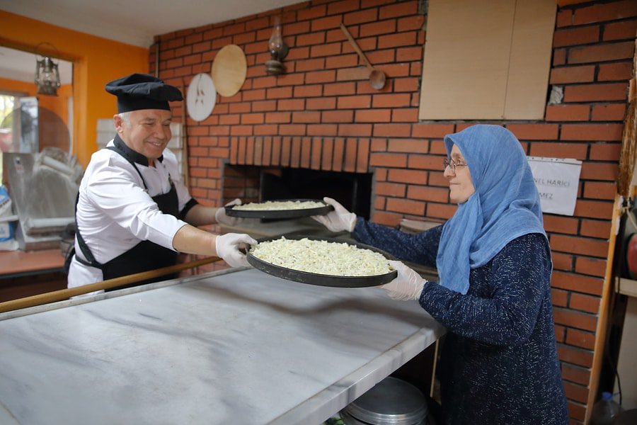 uyandirmservisi's tweet photo. Ankara’da yıllarca pizza ustası olarak çalışan Ahmet Çelik, 40 yıl sonra Çorum’daki köyüne döndü. 

Köyündeki evinin bahçesinde pizzacı fırını açan Çelik’in ünü çevre illere yayıldı. 

58 yaşındaki usta talebe yetişmekte zorlandıklarını hafta sonları yer bulunmadığını dile getirdi.
