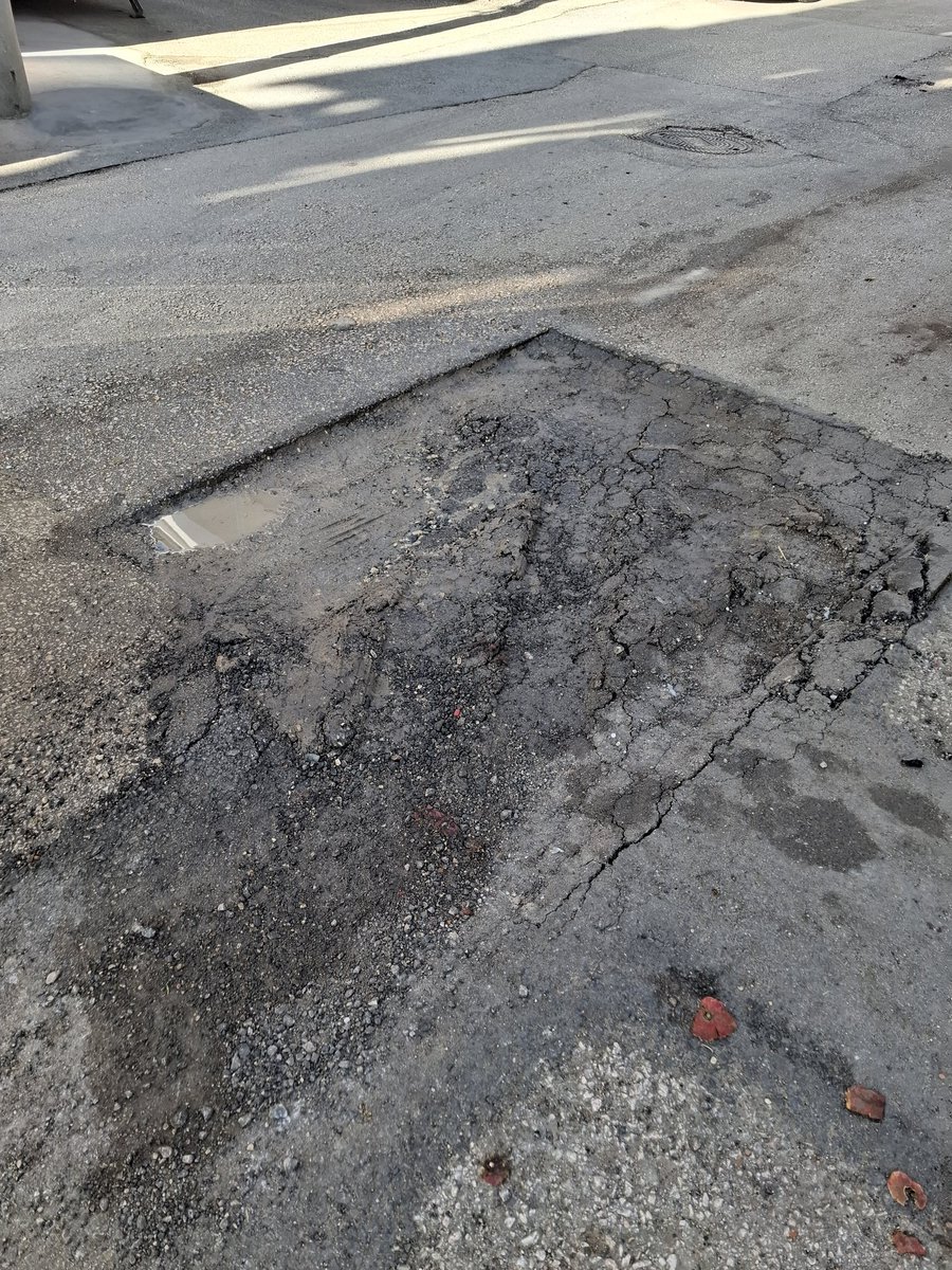 DryHsn's tweet photo. Hamitler mahallesi 2. Derman sokakta yapılan asfalt yaması, yapılan yama 1 hafta olmadan bozuldu, bu işi lütfen düzgün yapabilir misiniz .. https://t.co/1bPBOQPJyS