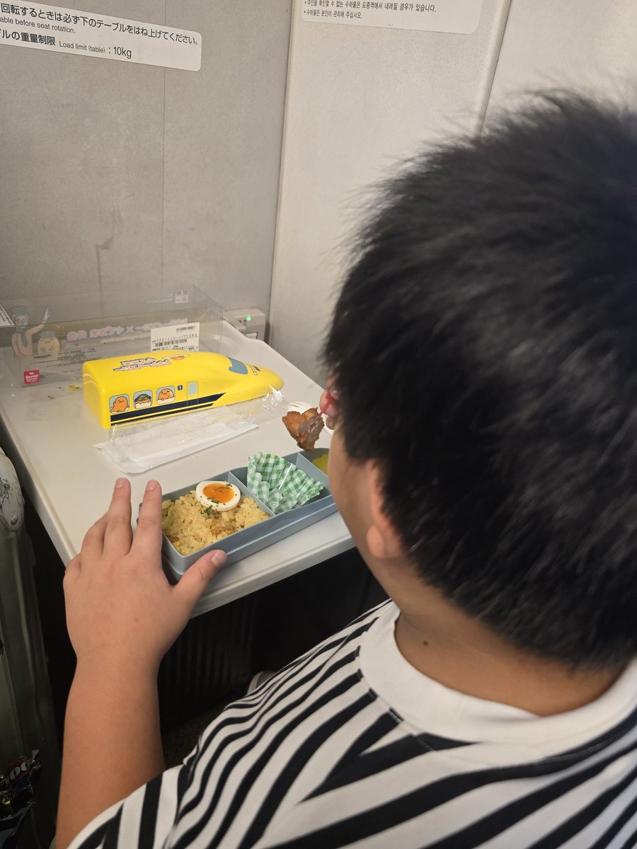 日本帰ってきた時の儀式
父親がピザまん食べるのと同じ