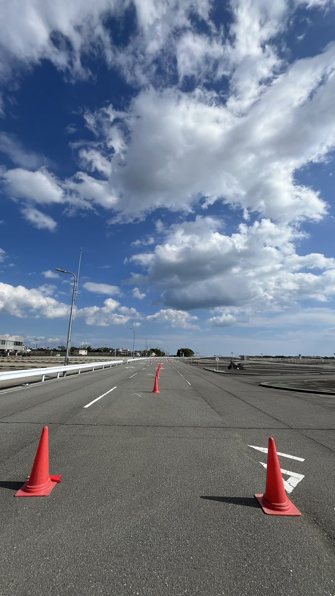 MithuhiroWa's tweet photo. #BasicRidingLesson 徳島
少々雨に濡れてしまいましたが無事終わりました。
徳島県は参加者が少ないのです🙁
でも白バイ隊員さんからのアドバイスがマンツーマン😁 https://t.co/lIZX7AKIUz