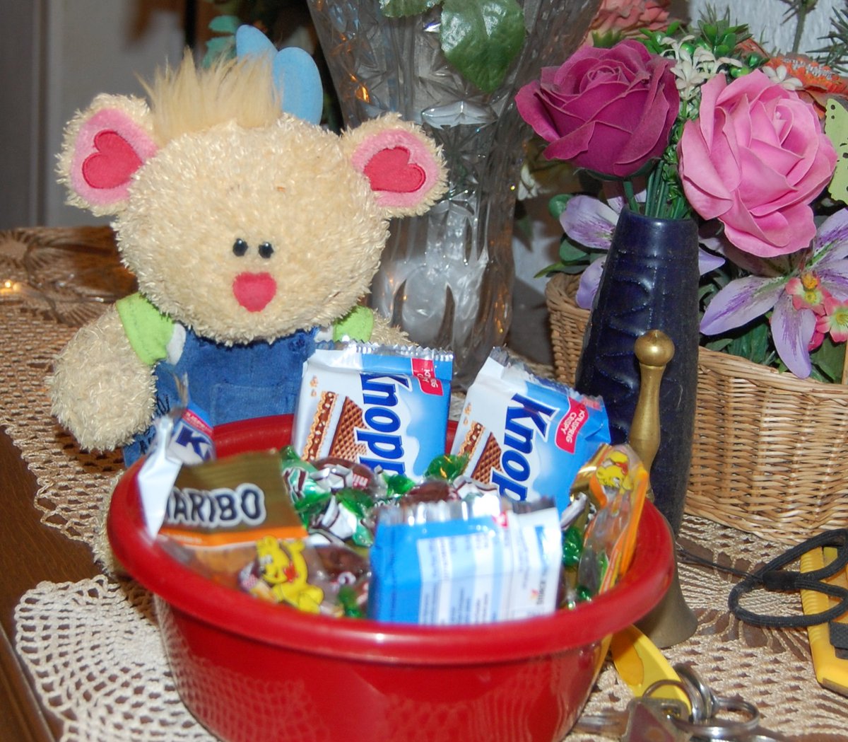 Happy Halloween! #keinerhatgeklingelt 😥😥
Dann verputze ich heute allein die ganzen Süßigkeiten 😋
Und nächstes Jahr gib es nix und die Klingel wird abgestellt! 😠😒