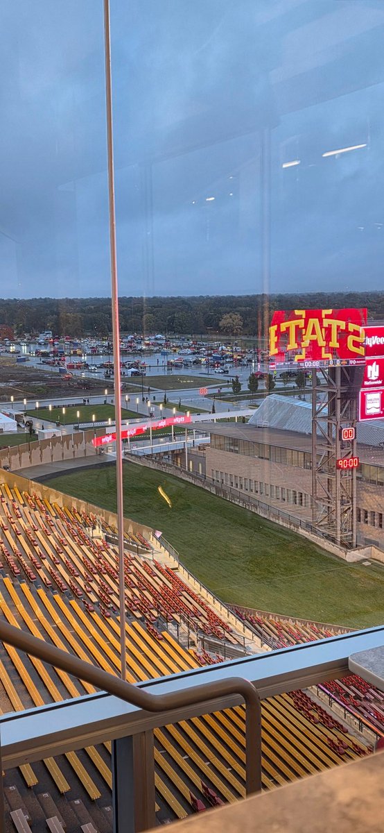 Pulled up at 5am (local time) with the equipment staff and these <a href="/CycloneFB/">Iowa State Football</a> fans were already lined up in 39 degrees and rain to get the tailgate started. My kind of people out here. PreGame 7:30am / Kickoff 10:00am on <a href="/AZSports/">Arizona Sports</a> 98.7FM #ForksUp