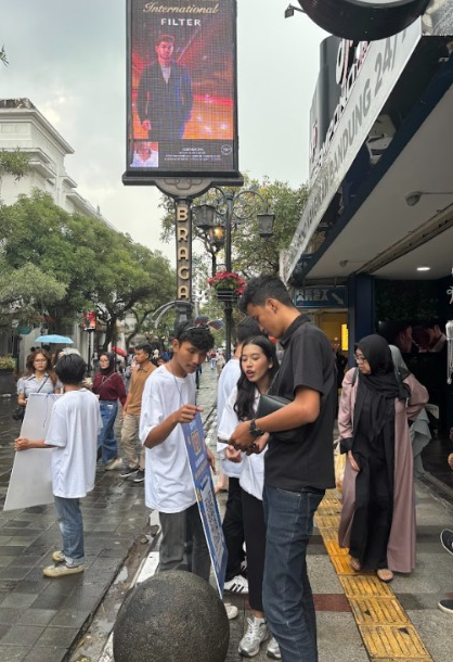 gi_anjarw's tweet photo. gue td di Bandung braga, udh mau pulang tapi liat orang pake baju barcode, scan dikit eh dapet anjr 😭 https://t.co/3mtPJM3Zpd