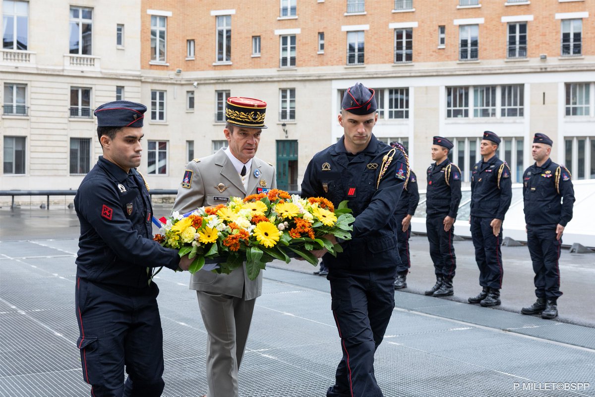 PompiersParis's tweet image. 🚨 Dans le cadre des hommages rendus aux militaires de la  brigade, une cérémonie avec dépôt de gerbe a été organisé à l&apos;état-major de Champerret, présidée par le général Guillaume Trohel, commandant en second de la Brigade de sapeurs-pompiers de Paris.

🇫🇷 Un moment solennel…
