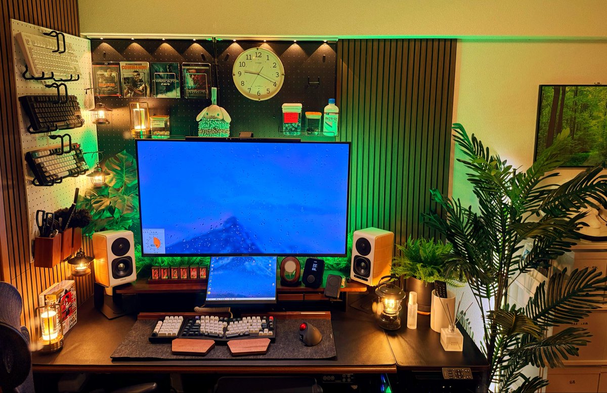 frontmanX_sh's tweet image. 今日もいつもの夜デ
でも少しグリーン増やしてます。
どこかわかるかな？
あと、我が家の家宝がまたひとつ増える予定。また報告します😉
#desksetup #botanical #minimalsetup #plantdecor #authenticdesk