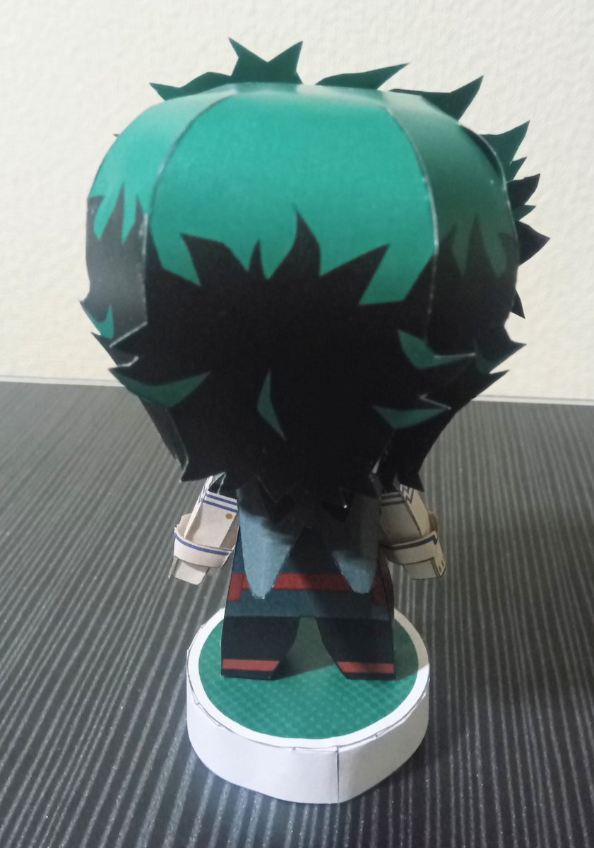「僕のヒーローアカデミア」の
緑谷出久、ペーパークラフトで
作ってみた

展開図は<a href="/j_cube4906/">june</a>さんが
公開しているのを頂きました

youtu.be/CXQV0_JY3WU

挫折せず腐らない、諦めない
ヒーロー

アニメの特徴がよく再現出来て
いるペーパークラフトです

マスクの作り方を少し間違って
しまった