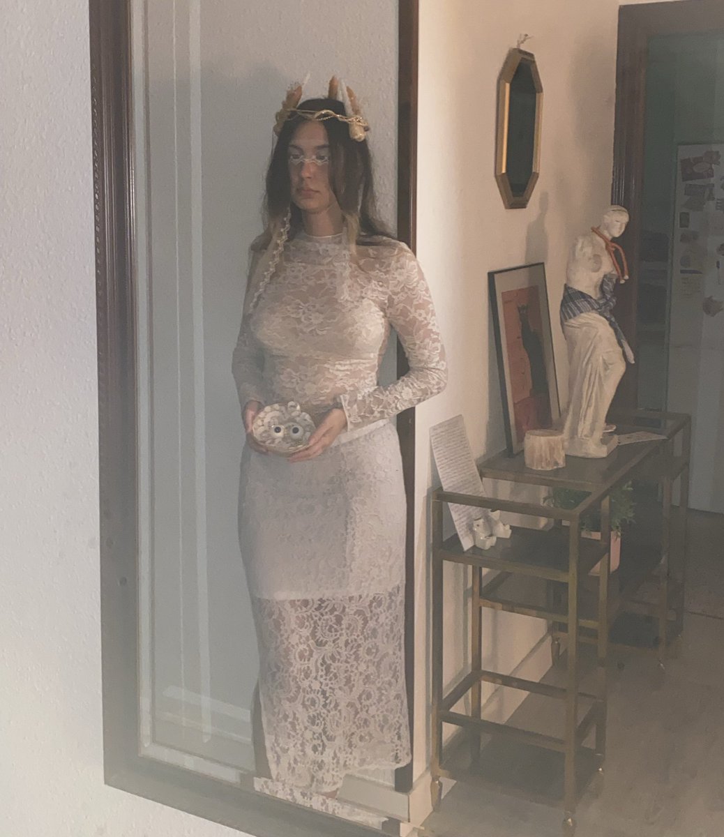 al borde del delirio pensando que hay alguien en mi entorno filtrando mis movimientos al equipo de rosalía