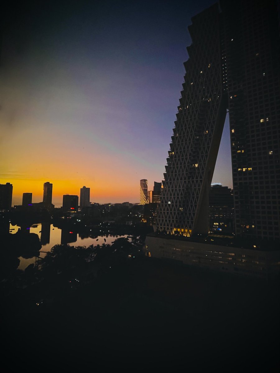 dilz_ama's tweet photo. The sun set… so did we 💔

#sunset #broken #BrokenOfLoveหัวใจช้ำรัก https://t.co/xSK9W8zPFa