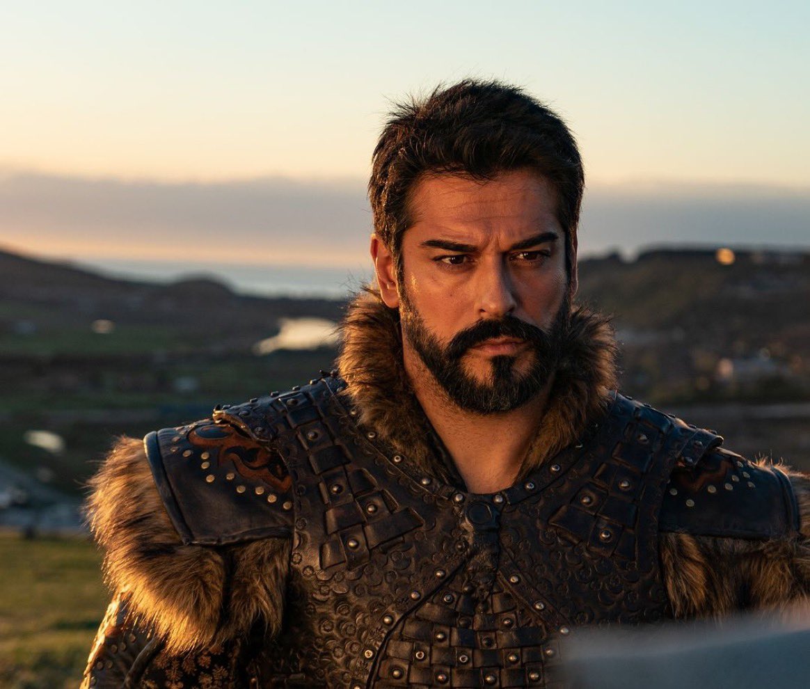 بعد دراسات عميقة أجريتها صباح اليوم، اكتشفت أن ٧٢٪ من متابعين السلسلة لا زالوا غارقين في حزن رحيل بوراك أوزجيفيت، ولهذا السبب الأغلب ما دخل في أجواء أورهان.
طبعًا، ما ألومهم نهائيًا، فالأثر الكبير اللي تركه بوراك في السلسلة لا يُمحى أبدًا. رحيل بوراك بعد ٦ سنوات من العمل هو أصعب