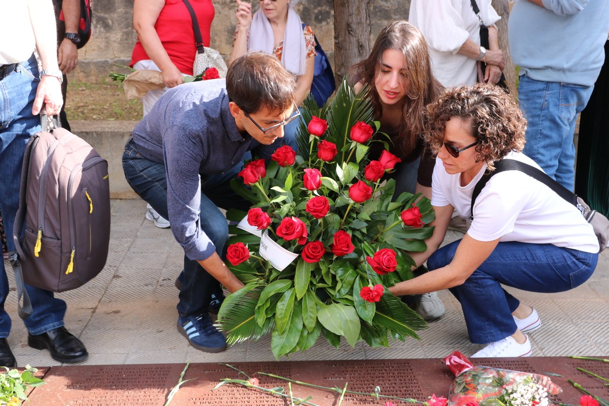 Cada 1 de novembre, els i les socialistes recordam al Mur de la Memòria de Palma les víctimes de la dictadura que foren assassinades per defensar la llibertat i la democràcia. 

Sempre en el nostre record 🌹

Veritat, justícia i reparació