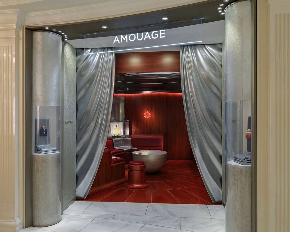 سعدنا كثيراً في #أمواج بافتتاح مساحتنا الجديدة في متجر #هارودز في #لندن وتحديدًا في Salon de Parfums ✨
مساحة تحمل روح #عُمان وعطرها وسحر حكاياتها في قلب لندن. 
مكانٌ صغير بحجمه… كبير بحلمه ورسالته أطلقنا عليه اسم #خيمة_أمواج 

#Amouage #Harrods #London #Oman #LuxuryFragrance