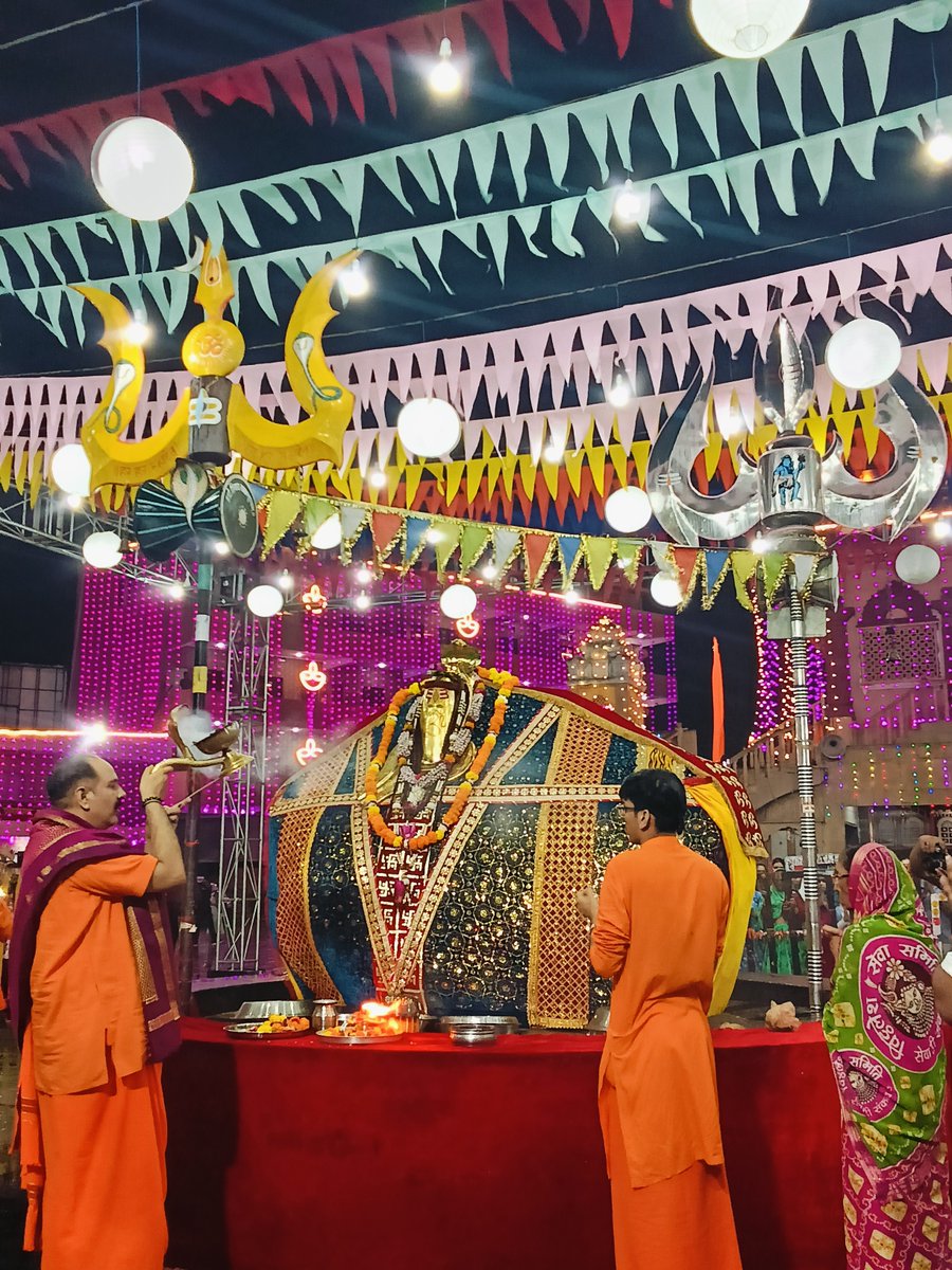 || श्री शिवाय नमस्तुभ्यं ||
आज दिनांक 01-11-2025 शनिवार को कुबेरेश्वर धाम सीहोर के प्रदोष काल संध्या आरती का भव्य दर्शन
कुबेरेश्वर भंडारी आप सभी की मनोकामना पूरी करे