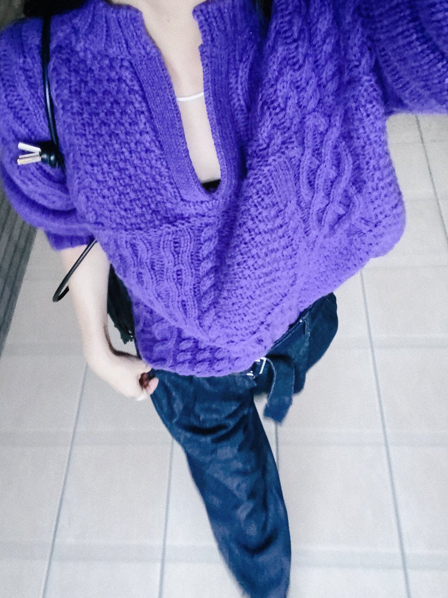 m_u_n_i__n's tweet image. ケーブル編みと首元のデザインがかっこよくて気に入ってるけど購入から着るのまだ2回目のド紫ニット｡何故ならド紫だから！トータルして顔と似合ってるのかずっと不安なまま2回目を着た