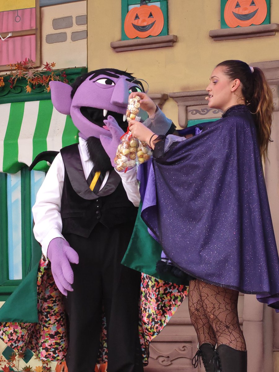 PAWave_es's tweet image. Tot i que el Conde Draco gaudeix celebrant el Halloween també ha volgut provar els panellets tradicionals de Catalunya!

@Portaventura_ES 

#halloween
#sesamestreet
#portaventura
#portaventurahalloween