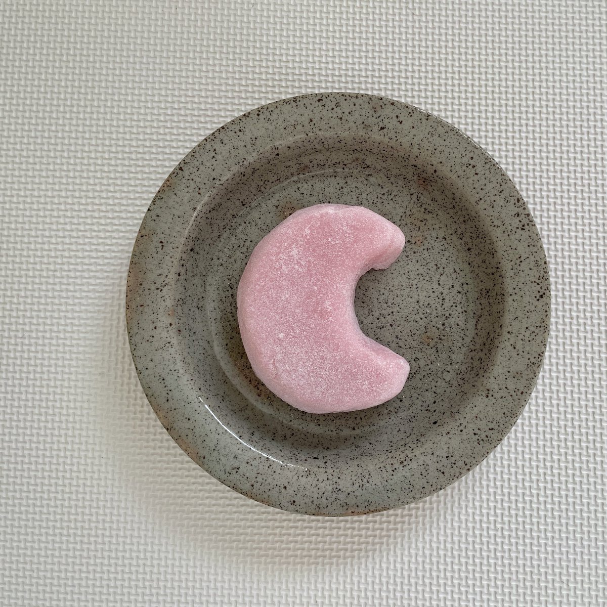 三日月を模した餅。
今暮らしている土地では、お正月の鏡餅が三日月の形をしていたところもあったそう。私が話を聞いた方は、今はもう面倒だからやらなくなってしまったと。三日月信仰によるものなんだろう。
※写真の餅は子の成長を祈る一升餅より。天照も良いけれど、月読命も良し。