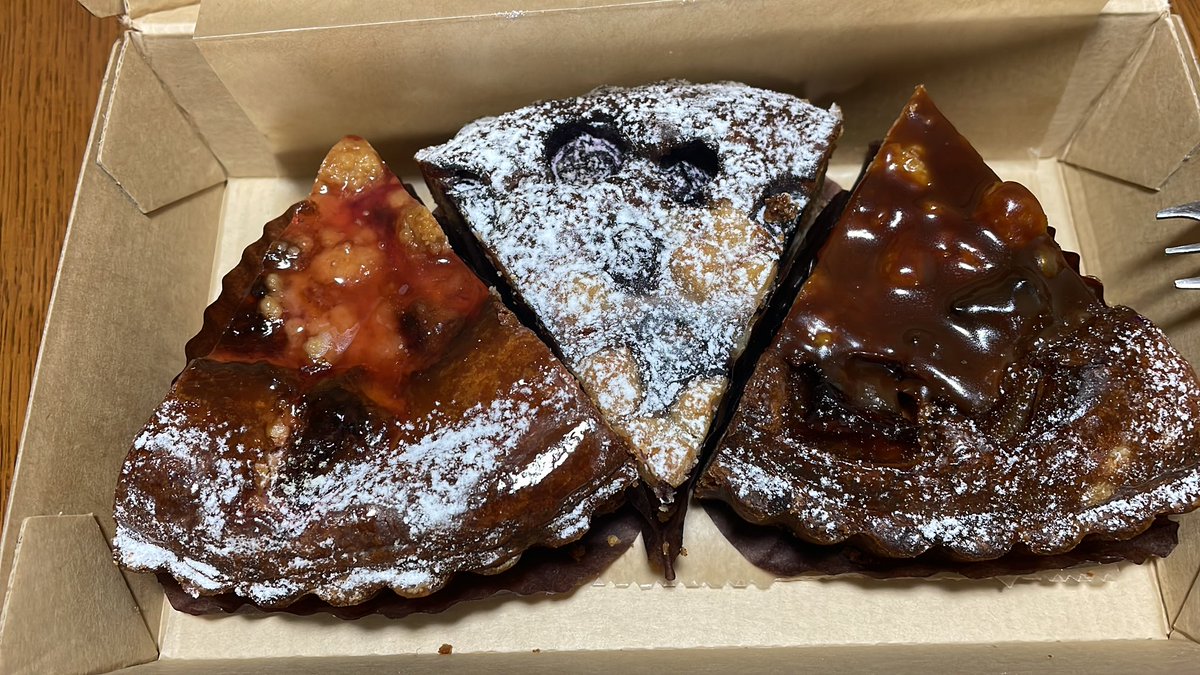 KA2RAKO's tweet photo. 彼ぴっぴがタルト3種買ってきてくれた🥰 https://t.co/qqRjAOghjb