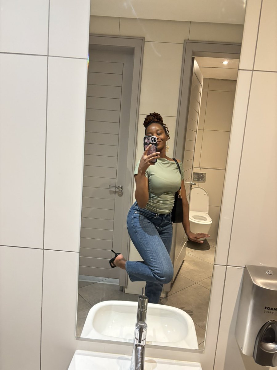 HILDE_K_'s tweet image. Living vs theatre